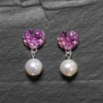 Pendiente de plata en pigmentos  lila con perla natual de agua dulce
