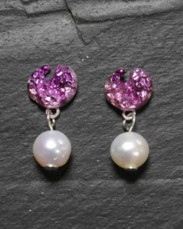 Pendiente de plata en pigmentos  lila con perla natual de agua dulce
