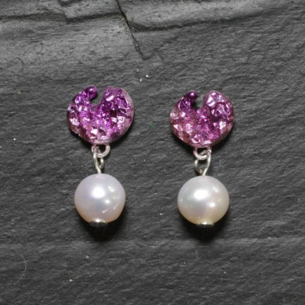 Pendiente redondo rasgado de plata en color lila con perla natual de agua dulce