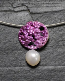 Colgante de plata con pigmentos orgánicos en tonos lilas y perla natural de agua dulce. Cordón de acero