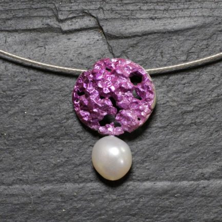 Colgante redodo con perla en plata de color lila y cordón de acero
