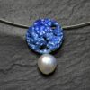 Colgante redondo de plata en color azul con perla natural de agua dulce con cordón de acero