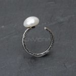 Anillo abierto ajustable de plata en color plata envejecida con perla natural de agua dulce