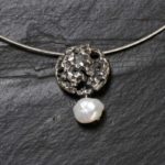 Colgante redondo de plata en color plata vieja con perla natural de agua dulce