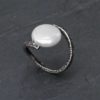 Anillo circular adaptable con perla en plata de ley de color óxido negro