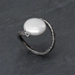 Anillo de plata en color plata vieja con perla natural de agua dulce de forma plana