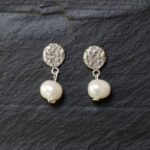Pendiente redondo de plata en color plata brillante con perla natural de agua dulce