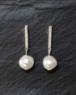 Pendiente barra corta rectangular con perla en plata de ley de color brillo plata
