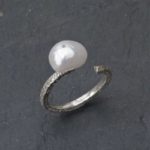 Anillo abierto ajustable de plata en color plata brillante con perla natural de agua dulce