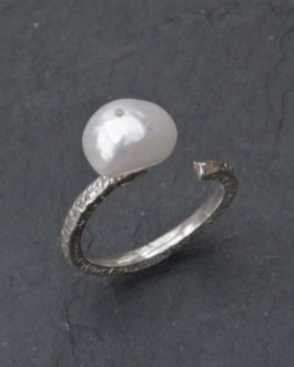 Anillo abierto ajustable de plata en color plata brillante con perla natural de agua dulce