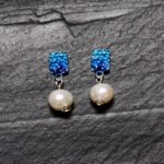 Pendiente cuadrado de plata en color azul con perla natural de agua dulce