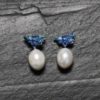 Pendiente triangular con perla en plata de ley de color azul
