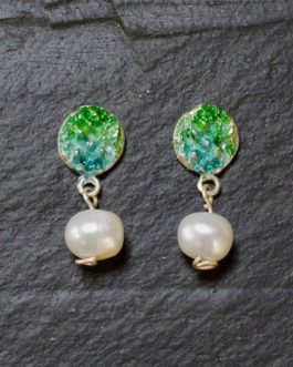 Pendiente redondo de plata en color verde con perla natural de agua dulce
