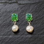 Pendiente cuadrado de plata en color verde con perla natural de agua dulce