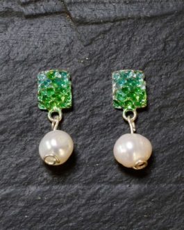 Pendiente cuadrado de plata en color verde con perla natural de agua dulce