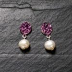 Pendiente redondo con perla natural de agua dulce en plata de color lila