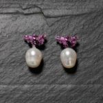 Pendiente triangular de plata en color lila con perla natural de agua dulce