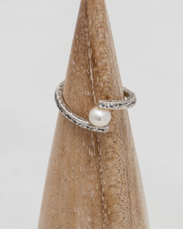 Anillo de plata con perla natural de agua dulce en color plata brillante