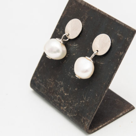 pedientes pequeños de plata con perlas redondas